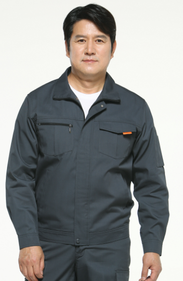 A - 342, Polyester 65% Rayon 35% (신게버딘)   C O L O R  청록색 (KHAKI GRAY)   S I Z E  M / L / XL / 2XL / 3XL / 4XL ‌ ‌ ‌ ‌- TR 신게버딘 원단으로 두터워 4계절용으로 좋음  - 가슴 주머니 주황색 테이프로 포인트된 디자인  - 다용도 어깨 포켓으로 편의성이 좋음