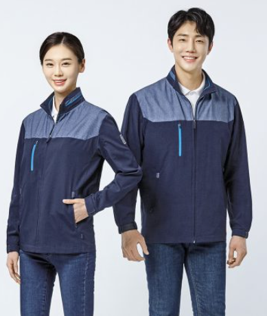 SM-J1801,  FABRIC : POLYESTER 100% (고신축사 원단)  ▶ COLOR : NAVY   ▶ S I Z E  : M / L / XL / 2XL / 3XL   ▶ 통기성, 신축성, 형태안정성 등이 뛰어난 소재.  ▶ 사무복과 서비스복 등으로 착용이 가능한 심플한 라인의 고급스러운 점퍼 스타일.  ▶ 특징 - 카라내부 땀 흡수 착용감이 좋은 소재사용