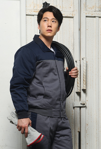 W-81, Polyester 65% Cotton 35%   C O L O R  곤색 (NAVY) / 회색 (GRAY)   S I Z E  M / L / XL / 2XL / 3XL / 4XL / 5XL ‌ ‌ ‌ ‌- 불에 강하고 튼튼한 TC원단 사용  - 야간에 안전을 생각한 가슴 및 등 부분 반사 파이핑  ‌- WR 가공으로 생활 방수, 방오 기능 ‌ ‌- 정전기 방지 안감 사용