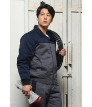 W-81, Polyester 65% Cotton 35%   C O L O R  곤색 (NAVY) / 회색 (GRAY)   S I Z E  M / L / XL / 2XL / 3XL / 4XL / 5XL ‌ ‌ ‌ ‌- 불에 강하고 튼튼한 TC원단 사용  - 야간에 안전을 생각한 가슴 및 등 부분 반사 파이핑  ‌- WR 가공으로 생활 방수, 방오 기능 ‌ ‌- 정전기 방지 안감 사용