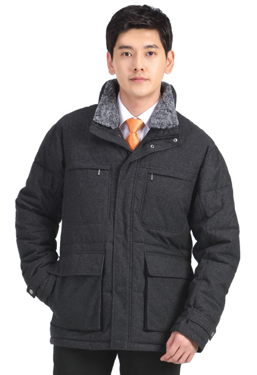 W-599,Nylon 67% Polyester 33%   C O L O R  멜란지 회색 (M.GRAY)   S I Z E  M / L / XL / 2XL / 3XL / 4XL ‌ ‌ ‌- 국내 고급 헤링본 원단 사용  - 보온성이 높은 웰론 충전재 사용  - 탈부착이 가능한 에리털  ‌- 손목 안쪽 방풍을 위해 시보리로 마감  - WR 가공으로 생활 방수, 방오 기능  - 정전기 방지 안감 사용