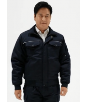 ED-11,Polyester 65% Rayon 35%  C O L O R  곤색 (NAVY)   S I Z E  M / L / XL / 2XL / 3XL / 4XL / 5XL ‌ ‌  - 부드럽고 튼튼한 TR원단 사용 ‌ ‌- 야간에 안전을 생각한 가슴 반사 파이핑 ‌‌ ‌- 넉넉한 수납을 고려한 다양한 주머니 ‌ - WR 가공으로 생활 방수, 방오 기능 ‌ ‌- 정전기 방지 안감 사용