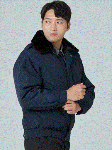 A-40, Polyester 100%   C O L O R  진곤색 (DARK NAVY)   S I Z E  M / L / XL / 2XL / 3XL / 4XL / 5XL ‌ ‌  ‌- 국산 고급 원단 사용  - 도톰하여 튼튼하고 보온성이 좋은 합포(본딩)원단 사용 ‌ ‌- 탈부착이 가능한 내피로 보온력 조절 ‌ ‌- 넉넉한 수납을 고려한 다양한 주머니 ‌ ‌- 탈부착이 가능한 에리털 ‌ ‌- 어깨 견장 고리 ‌ ‌‌- WR 가공으로 생활 방수, 방오 